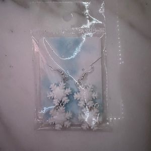 Beautiful snowflake dangled earrings, (Handmade)